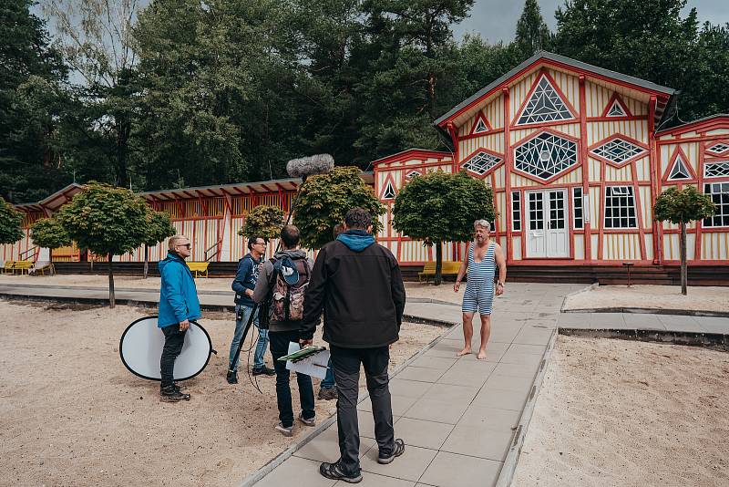 Cestopisný cyklus s Alešem Hámou V karavanu po Česku zavítal do Královéhradeckého kraje. A navštívil řadu zajímavých míst: Deštné v Orlických horách, Klášter v Broumově,  pevnost Josefov, Safari kemp, koupaliště Dachova Hořice, Hřbitovní portál, Gothard H