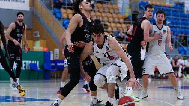 Hradečtí baskebalisté (v bílém) v sobotu vyrukují na mistrovský Nymburk.