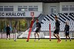 Trénink fotbalistů FC Hradec Králové během nouzového stavu - s omezením počtu hráčů a dezinfekcí míčů.