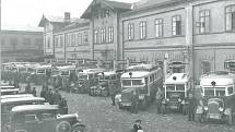 ÚSTŘEDNÍ STANOVIŠTĚ autodrah před původní hlavní železniční stanicí v roce 1929. Jednotlivá nástupiště byla vybavena světelnými orientacemi a názvy směrových nebo cílových zastávek.