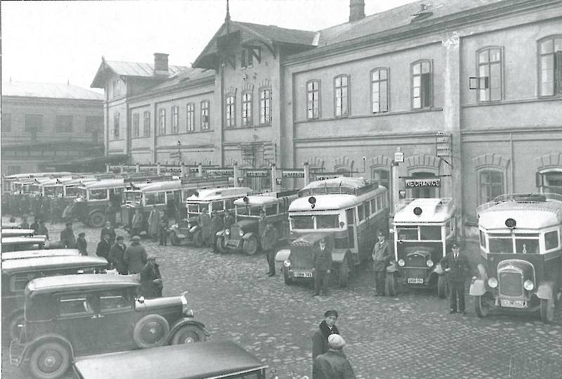 ÚSTŘEDNÍ STANOVIŠTĚ autodrah před původní hlavní železniční stanicí v roce 1929. Jednotlivá nástupiště byla vybavena světelnými orientacemi a názvy směrových nebo cílových zastávek.