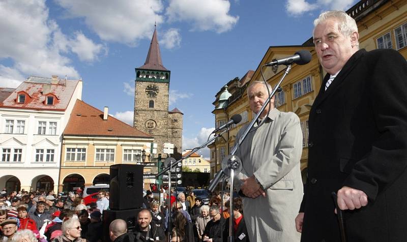 Prezident Miloš Zeman přijel na třídenní návštěvu královéhradeckého kraje. Odpoledne diskutoval s lidmi na Valdštejnově náměstí.