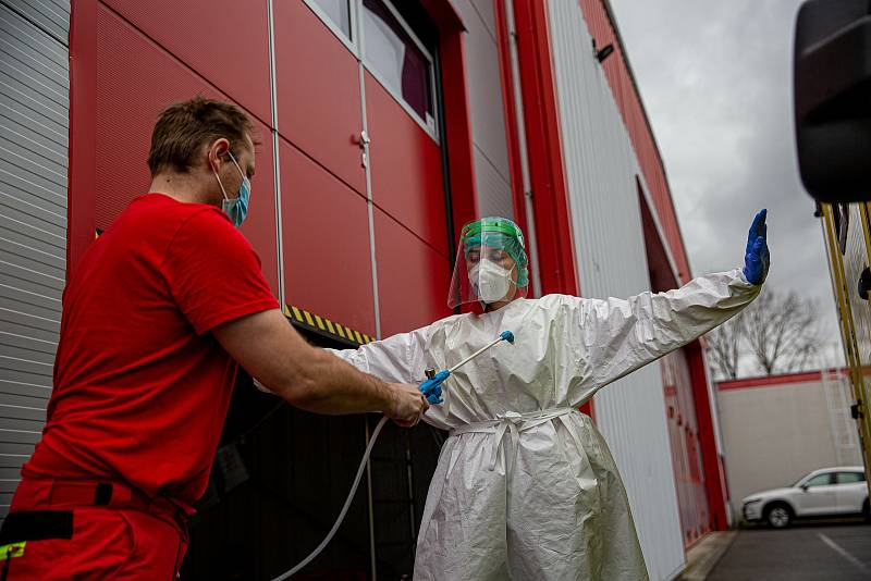 Zdravotnická záchranná služba v Královéhradeckém kraji jezdí k mnoha případům ve spojení s onemocněním Covid-19. Po každém výjezdu musí posádka provést důkladnou dekontaminaci sebe i sanitního vozu.