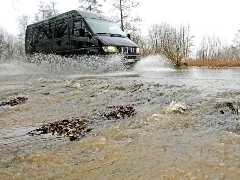 Zaplavená silnice mezi Opatovicemi nad Labem a Vysokou nad Labem.