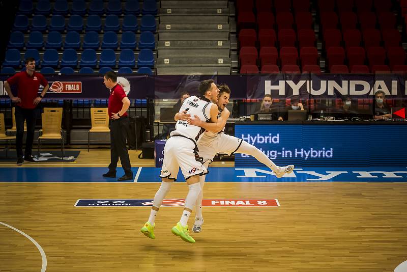 Hradec Králové (v bílém) vs. Pardubice 92:90. Královští sokoli mohli ihned po skončení duelu o bronz slavit.