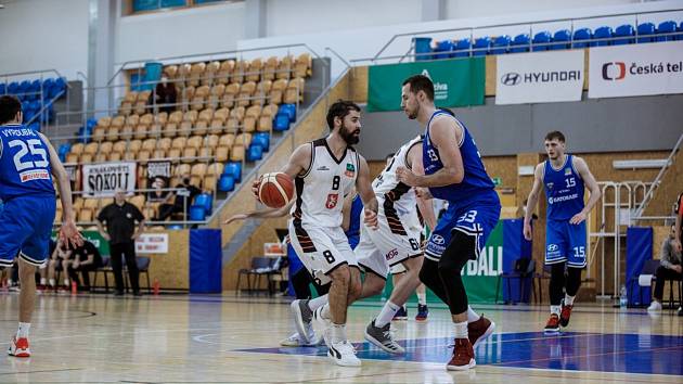 Srbský křídelník Hradce Králové Nemanja Barač (č. 8, v duelu s USK Praha) bude ve čtvrtfinále poháru zapotřebí především v obraně.