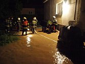 Hasiči při odčerpávání vody ze zatopených domů na Hradecku.