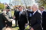 Prezident Miloš Zeman navštívil ve středu 16. dubna 2014 během své třídenní návštěvy Královéhradeckého kraje také obec Holovousy na Jičínsku. Zasadil zde lípu, podepsal se do místní kroniky a dekoroval obecní prapor.