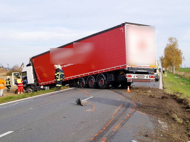 Střet osobního automobilu s kamionem na silnici I/11 nedaleko odbočky na Kratonohy.