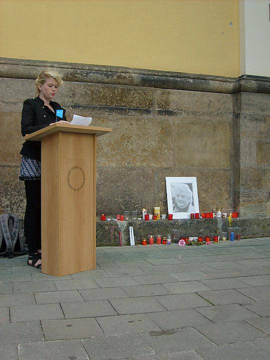 Pocta Studijní a vědecké knihovny v Hradci Králové: svíčka pro Ladislava Smoljaka.