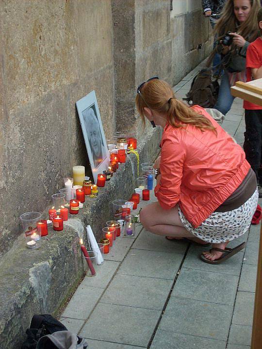 Pocta Studijní a vědecké knihovny v Hradci Králové: svíčka pro Ladislava Smoljaka.