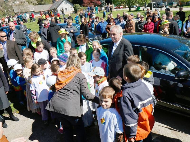 Prezident Miloš Zeman navštívil ve středu 16. dubna 2014 během své třídenní návštěvy Královéhradeckého kraje také obec Holovousy na Jičínsku. Zasadil zde lípu, podepsal se do místní kroniky a dekoroval obecní prapor.