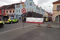 Tragicky skončila srážka kamionu s chodkyní na Masarykově náměstí v Novém Bydžově.