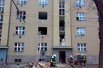 Ve Střelecké ulici v Hradci Králové zničil výbuch plynu dvě patra obytného domu. 