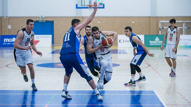 Basketbal: Hradec Králové (v bílém) - Kolín.