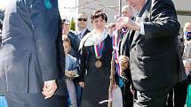 Prezident Miloš Zeman navštívil ve středu 16. dubna 2014 během své třídenní návštěvy Královéhradeckého kraje také obec Holovousy na Jičínsku. Zasadil zde lípu, podepsal se do místní kroniky a dekoroval obecní prapor.