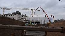 Stavební firmy dokončují konstrukci tribun a repasi lízátek. Stát by opět měla už v půli prosince.
