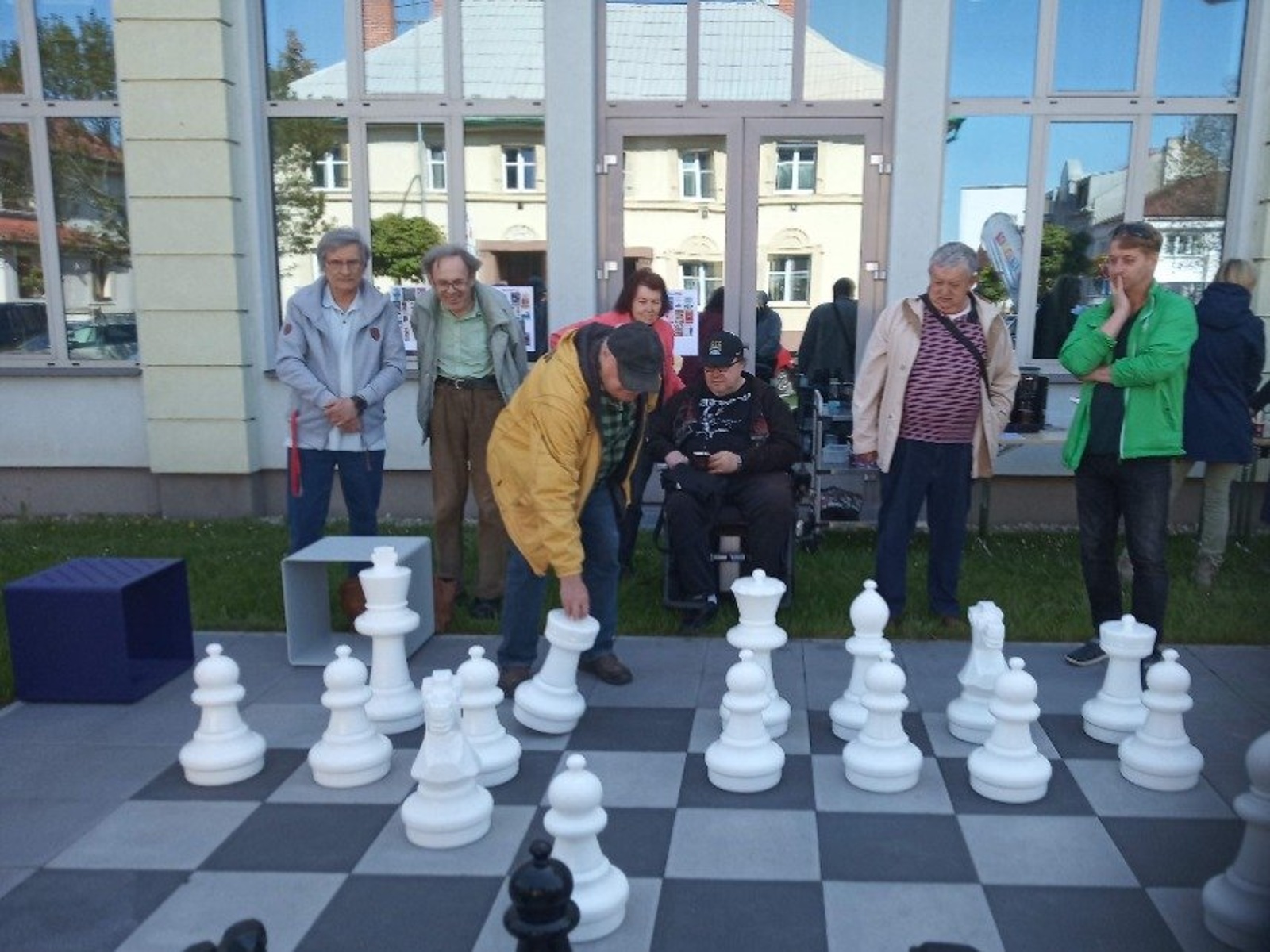 Přijďte si zahrát šachy pod širým nebem, vyzývá šachový klub hradeckých  seniorů - Hradecký deník