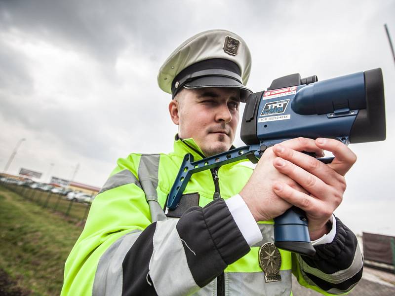 Puškový radar na měření rychlosti Policie ČR v Královéhradec­kém kraji.