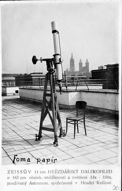 Zeissův 11 cm hvězdářský dalekohled o 165 cm ohniskové vzdálenosti a zvětšení 33x – 330x používaný společností.