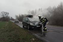 Na silnici II/324 mezi Hradcem Králové a Opatovicemi nad Labem hořelo auto.