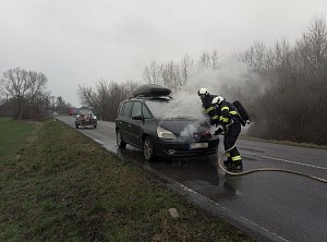 Na silnici II/324 mezi Hradcem Králové a Opatovicemi nad Labem hořelo auto.