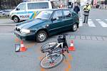 Kolize osobního automobilu s cyklistkou v Hradci Králové.