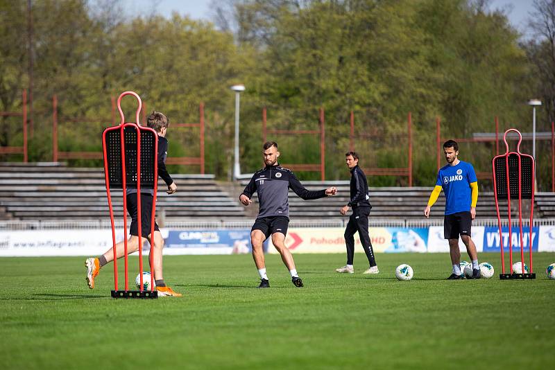 Trénink fotbalistů FC Hradec Králové během nouzového stavu - s omezením počtu hráčů a dezinfekcí míčů.