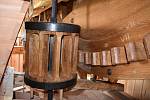 Výroba dřevěných soukolí je základní dovednost sekerníka.