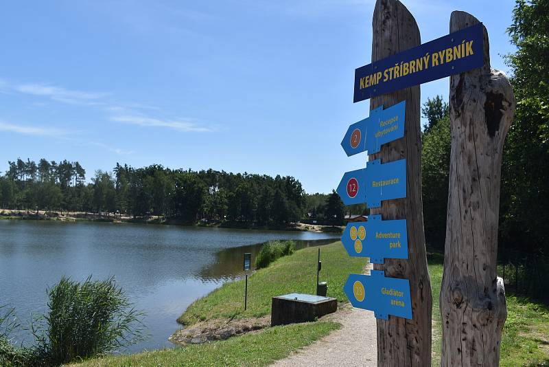 Třetina obsazených chatek na příští léto, taková je už teď situace v hradeckém kempu Stříbrný rybník.