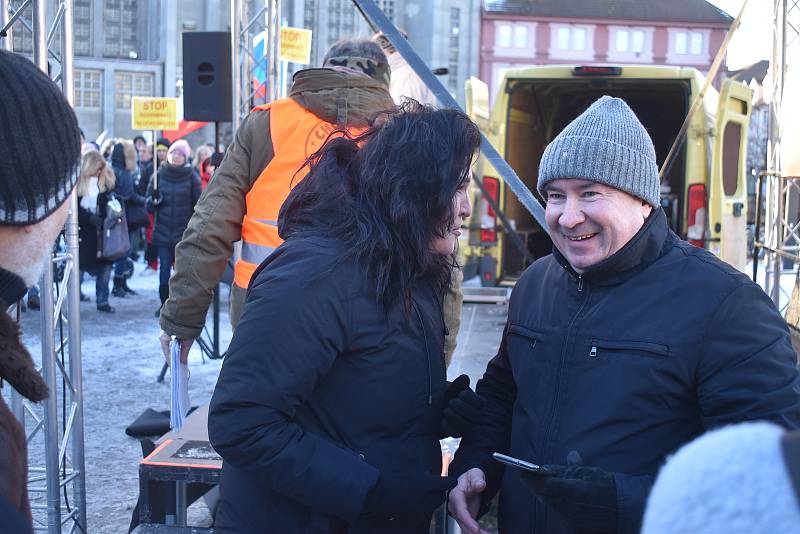 Volání po svobodě se v sobotu odpoledne neslo Hradcem Králové, kde se konala demonstrace odpůrců protiepidemických opatření. Na náměstí 28. října se jich odhadem sešlo více než šest stovek.