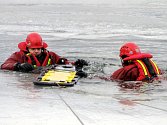 Výcvik královéhradeckých hasičů na ledu.