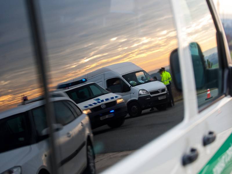 Celníci a policisté při kontrolách vozidel na dálnici D11.