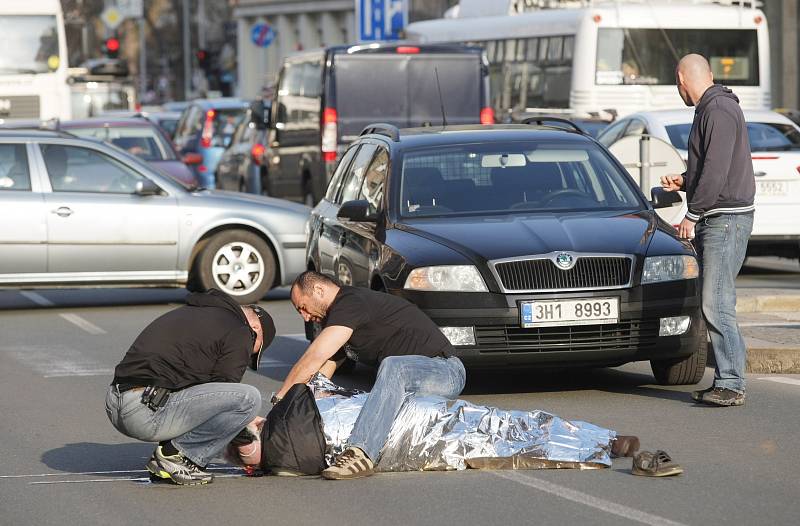 Srážka chodce automobilem na Gočárově třídě poblíž hradeckého Ulrichova náměstí.