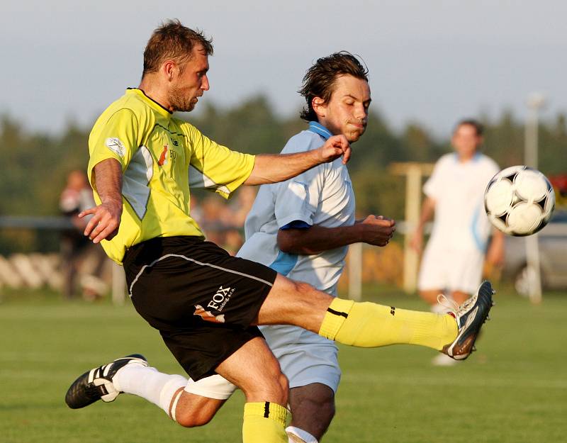 Olympia versus Nový Hradec Králové. Zleva Michal Lesák ( Olympia ) a Ernest Seifert.