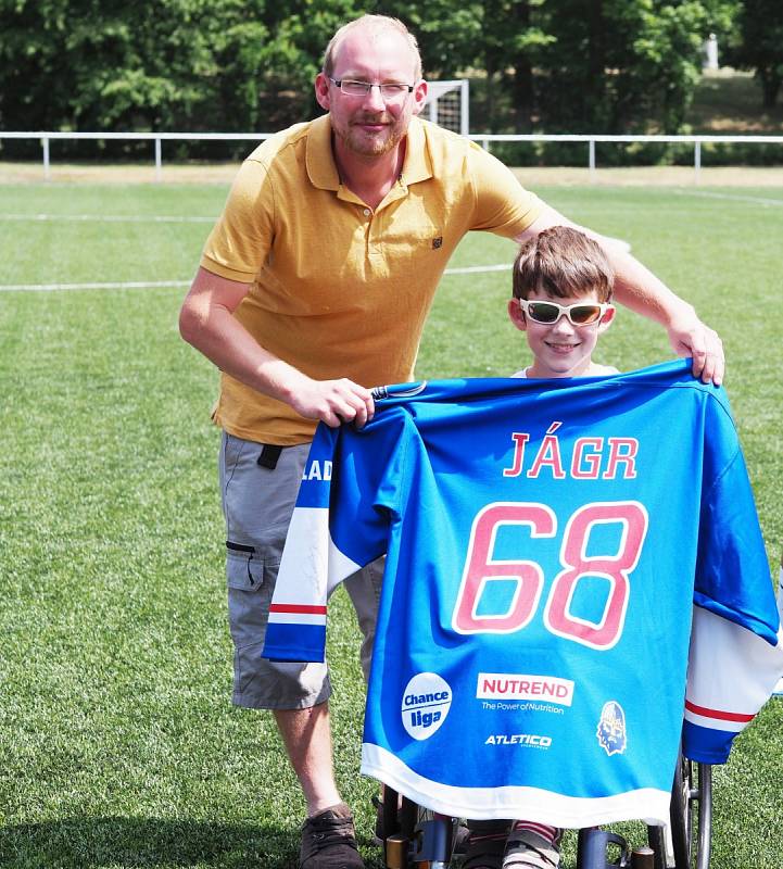 Nebeský člověk Michael Nebeský dává radost dětem s handicapem. Přispívají i sportovci Hronek, Koubek či Vémola