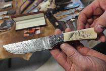 Tři desítky mistrů nožířů vystavovaly v sobotu na výstavě Hradecký nůž v Galerii Artičok.