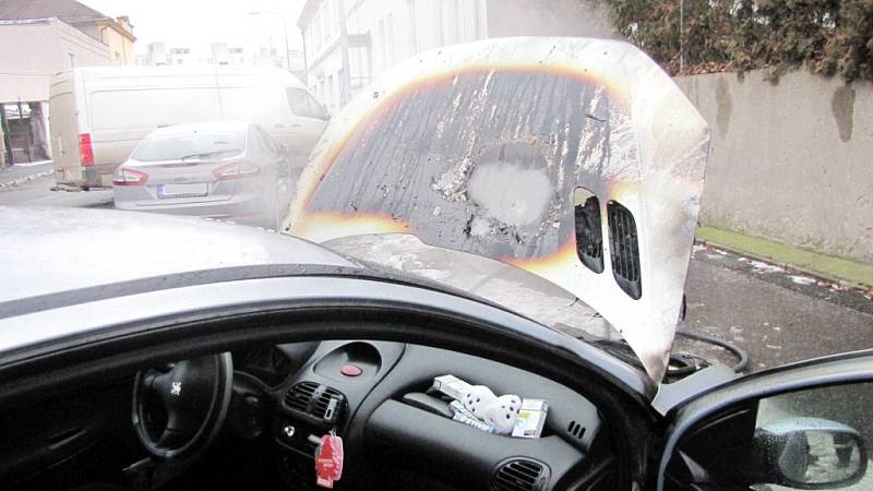 Požár osobního vozidla Peugeot 206 v Sadovské ulici v Hradci Králové.