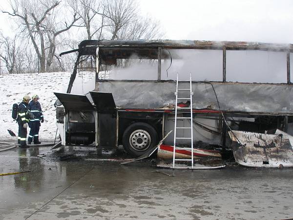 Ohořelý autobus na dálnici D11