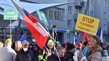 Volání po svobodě se v sobotu odpoledne neslo Hradcem Králové, kde se konala demonstrace odpůrců protiepidemických opatření. Na náměstí 28. října se jich odhadem sešlo více než šest stovek.