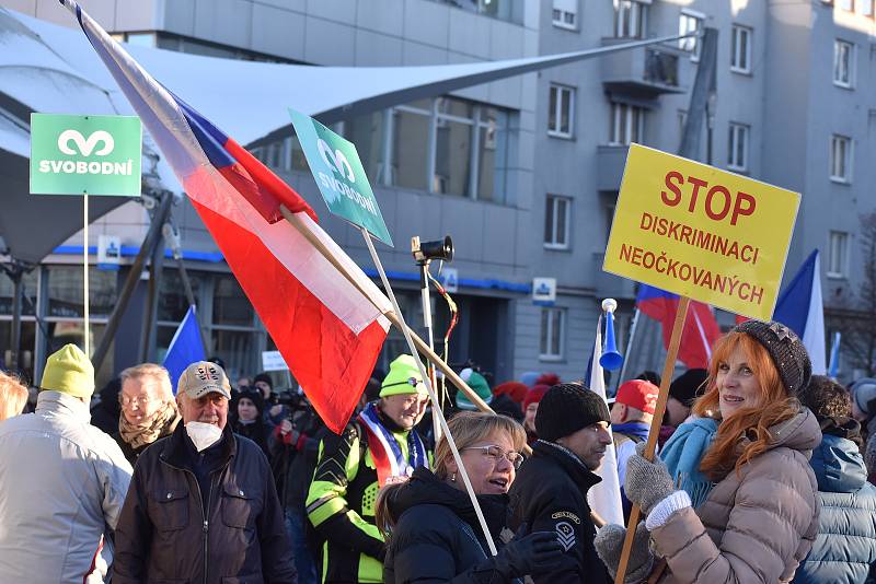 Volání po svobodě se v sobotu odpoledne neslo Hradcem Králové, kde se konala demonstrace odpůrců protiepidemických opatření. Na náměstí 28. října se jich odhadem sešlo více než šest stovek.