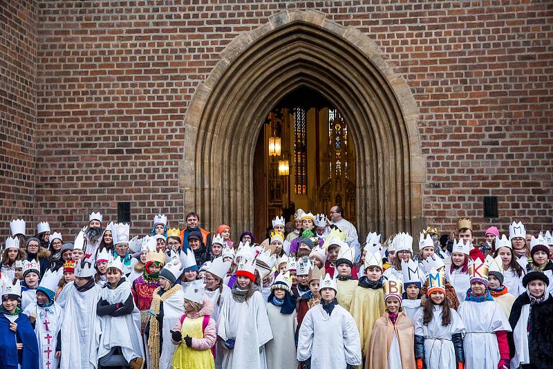 Tříkrálovká sbírka v Hradci Králové: V katedrále svatého Ducha požehnal všem koledníkům biskup Jan Vokál.