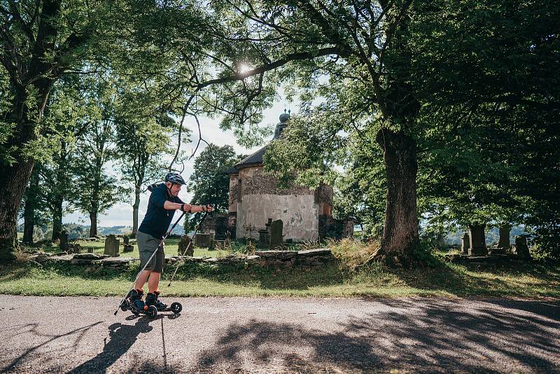 Cestopisný cyklus s Alešem Hámou V karavanu po Česku zavítal do Královéhradeckého kraje. A navštívil řadu zajímavých míst: Deštné v Orlických horách, Klášter v Broumově,  pevnost Josefov, Safari kemp, koupaliště Dachova Hořice, Hřbitovní portál, Gothard H