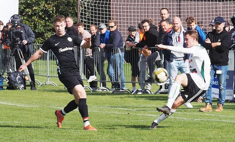 Televizní duel I. A třídy Stěžery (v tmavém) vs. Kunčice 1:5.