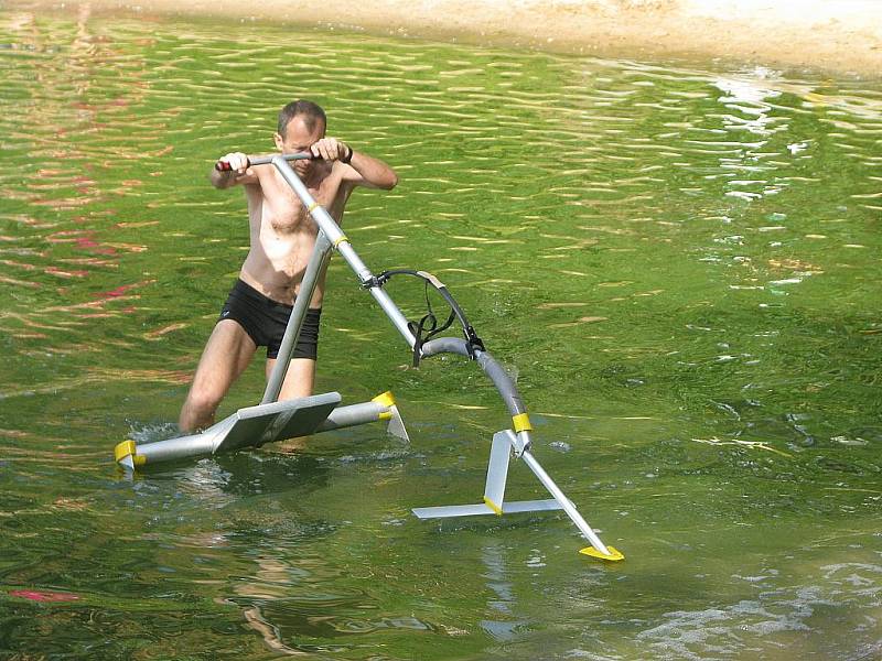 Mistrovství České republiky v jízdě na vodním skákadle neboli aquaskipperu a exhibiční jízdy na "Stříbrňáku" v Hradci Králové.