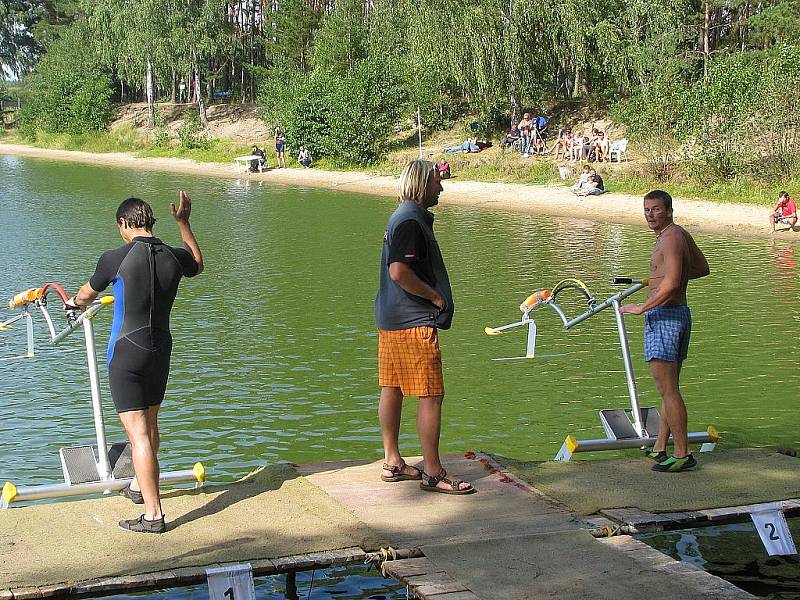 Mistrovství České republiky v jízdě na vodním skákadle neboli aquaskipperu a exhibiční jízdy na "Stříbrňáku" v Hradci Králové.