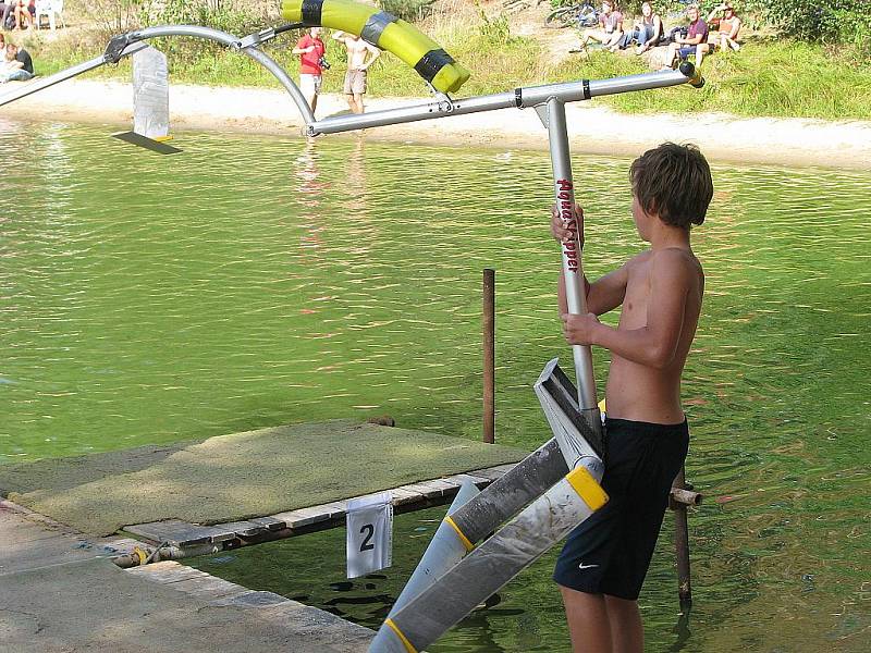 Mistrovství České republiky v jízdě na vodním skákadle neboli aquaskipperu a exhibiční jízdy na "Stříbrňáku" v Hradci Králové.