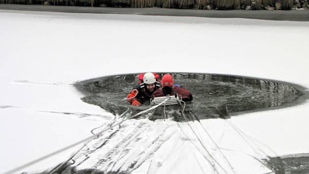 Výcvik hradeckých hasičů zaměřený na záchranu osob z vody.