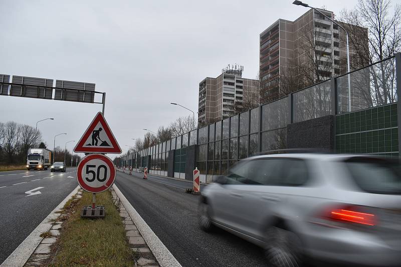 Výpadovka z Hradce Králové na Pardubice se opět uvolní. Protihlukové stěny jsou hotové.