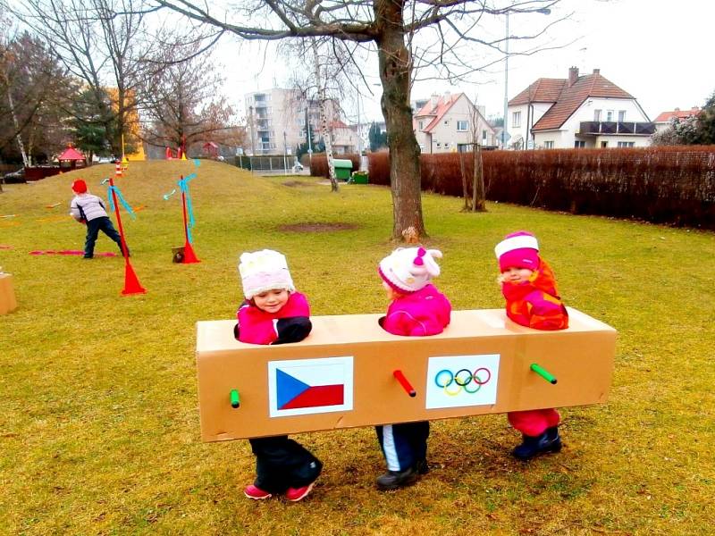 Netradiční zimní olympijské hry v MŠ Štefcova v Hradci Králové.